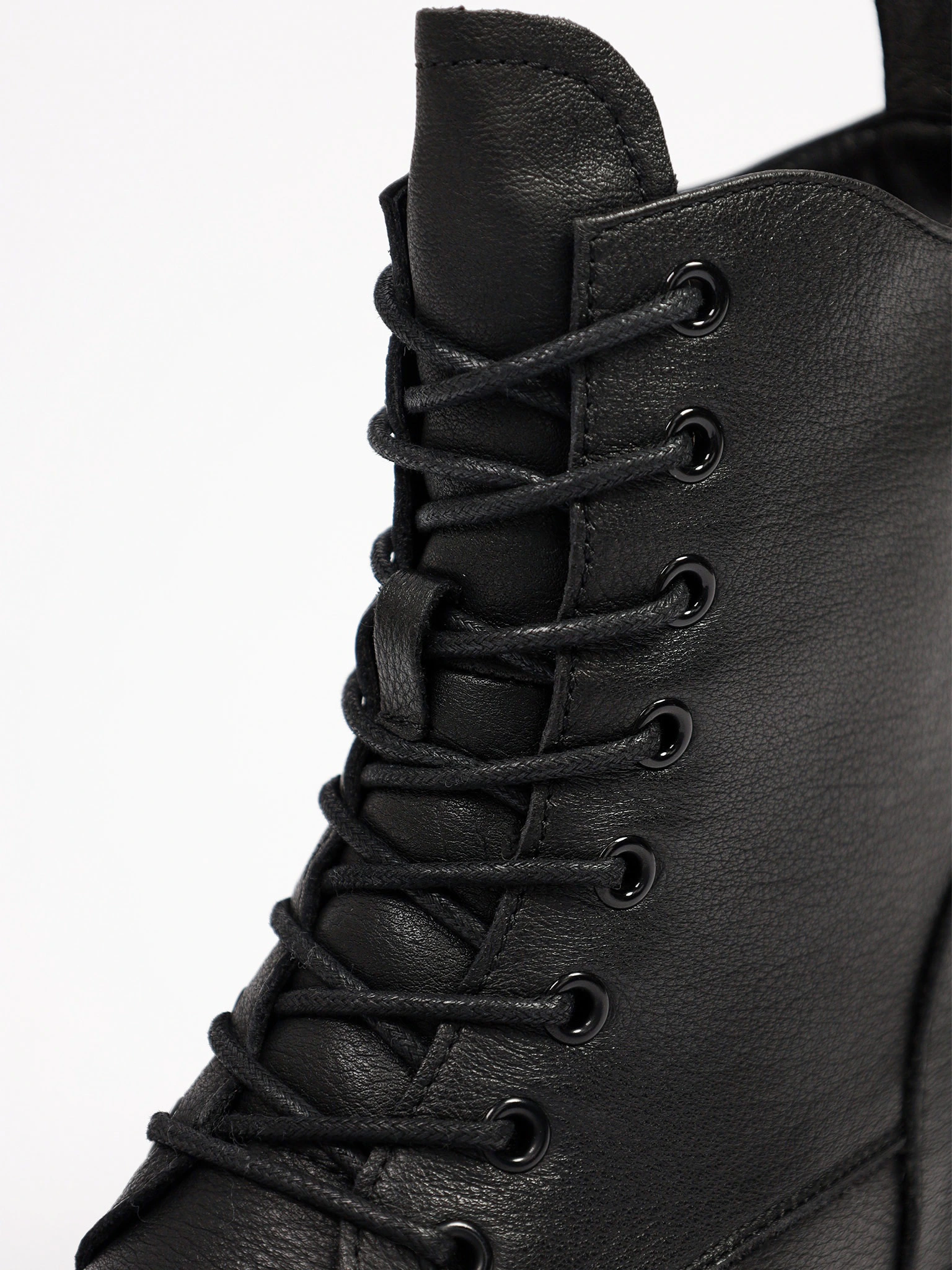 Ботинки черного цвета на среднем широком каблуке